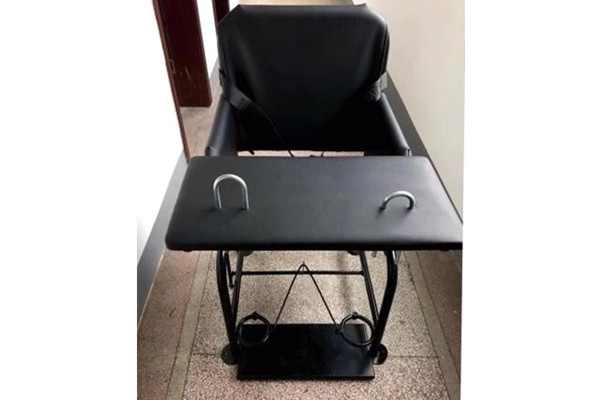 铁质审讯椅